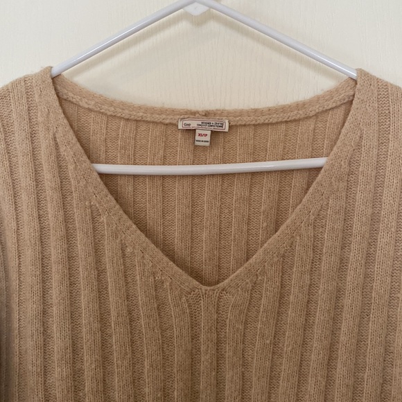 V-neck sweater - Picture 3 of 3